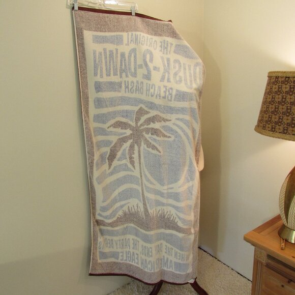 American Eagle "Dusk to Dawn" Beach Bash Towel 59"x28.5" - Picture 5 of 13
